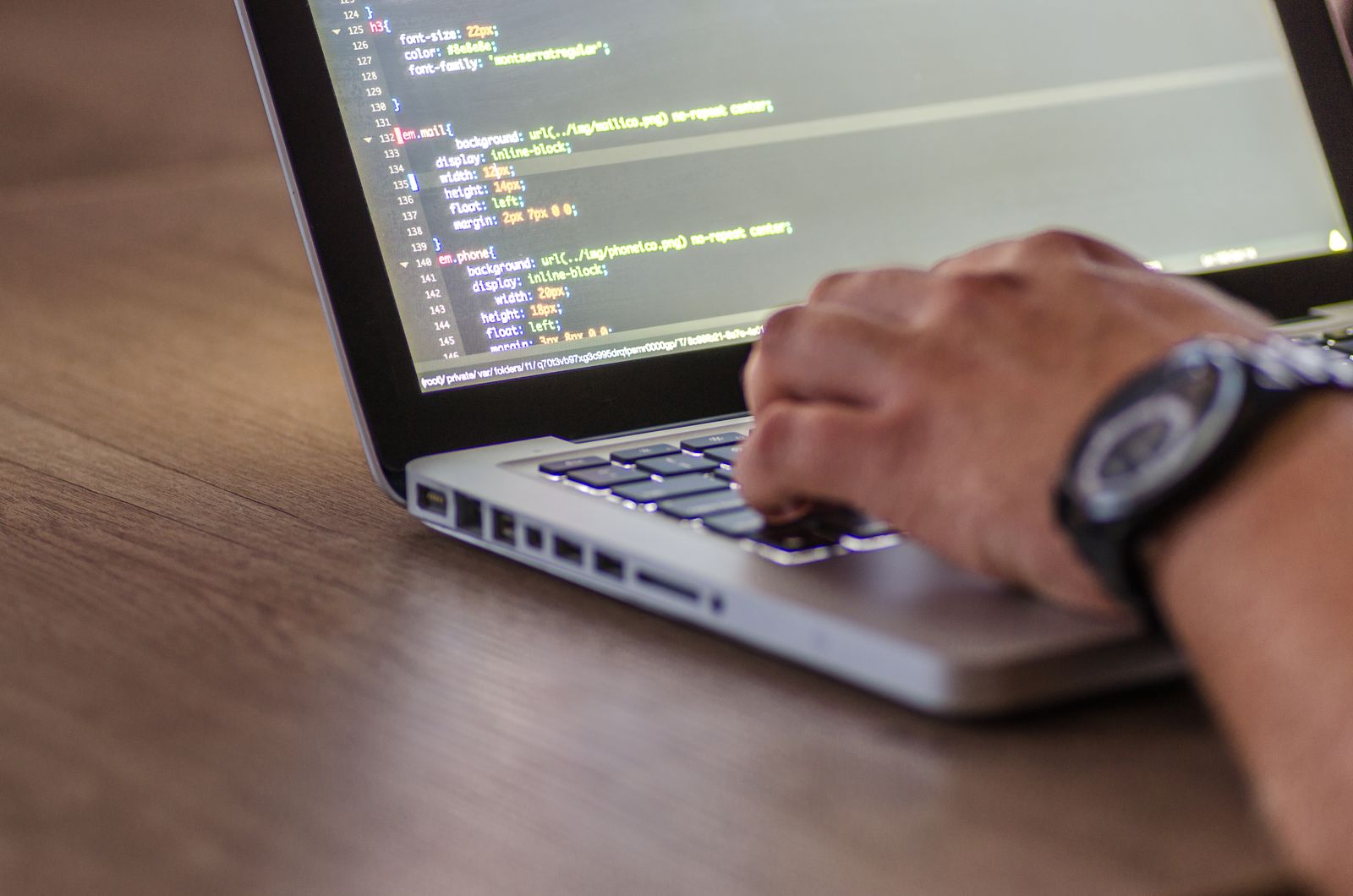Développeur web travaillant sur du code
